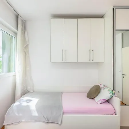 Downtown Pearl Apartment