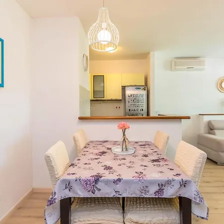 Downtown Pearl Apartment